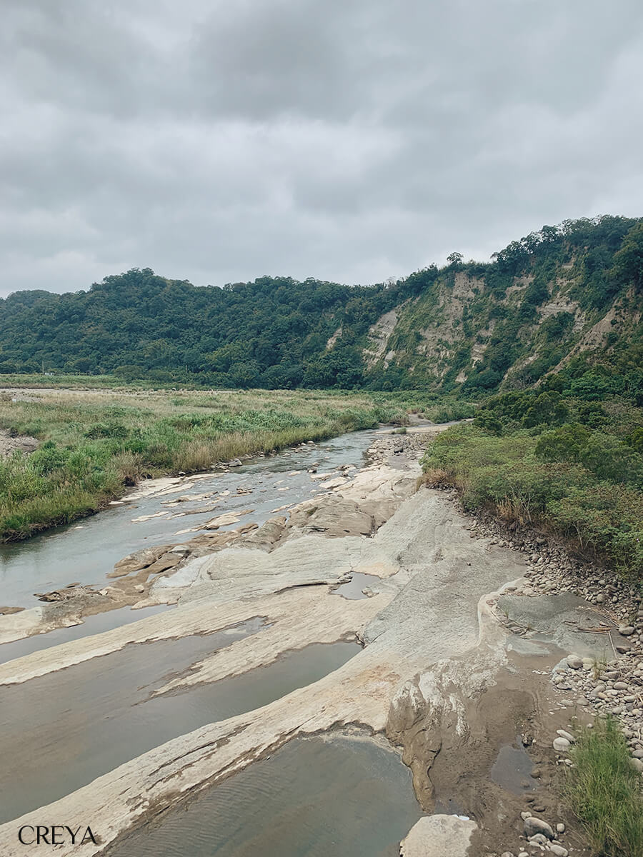 三灣橋上遠眺火炎山惡地地形