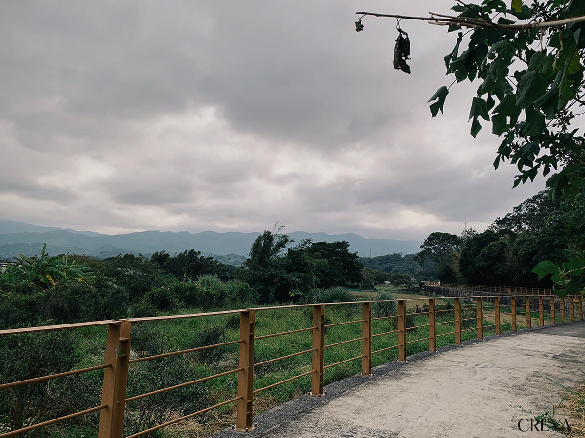 三聯埤附近山巒與觀景棧道