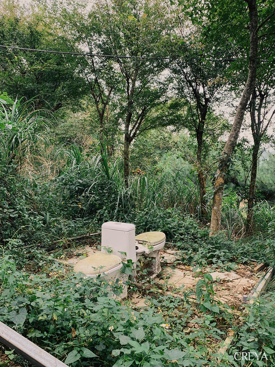 老銃櫃古道旁荒廢的馬桶造景