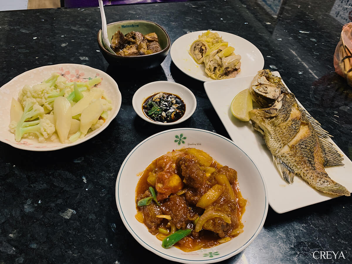明德水庫晚餐的紅燒魚與炒時蔬