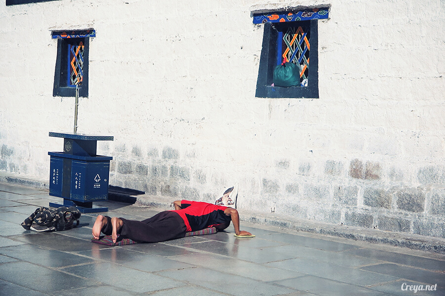 2015.12.09 | Tibet 西藏踢北去 | 尋找藏人真正的拉薩中心,被信仰力量震撼的大昭寺與舊城區 20.jpg